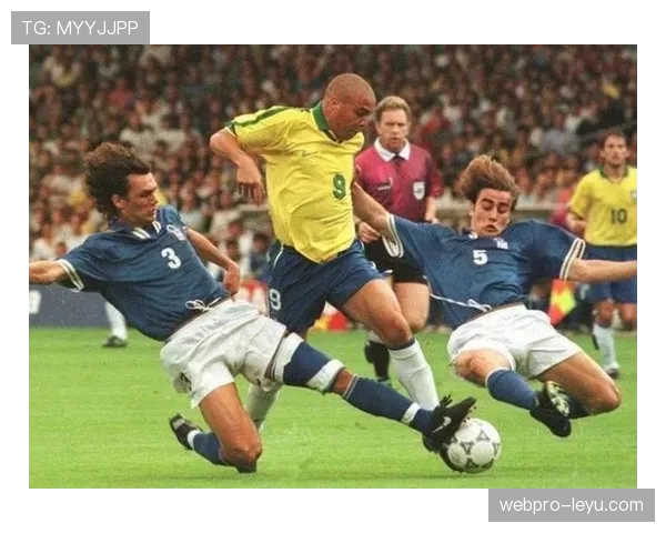 马尔蒂尼足球美学：现代足球优雅与智慧的新标杆