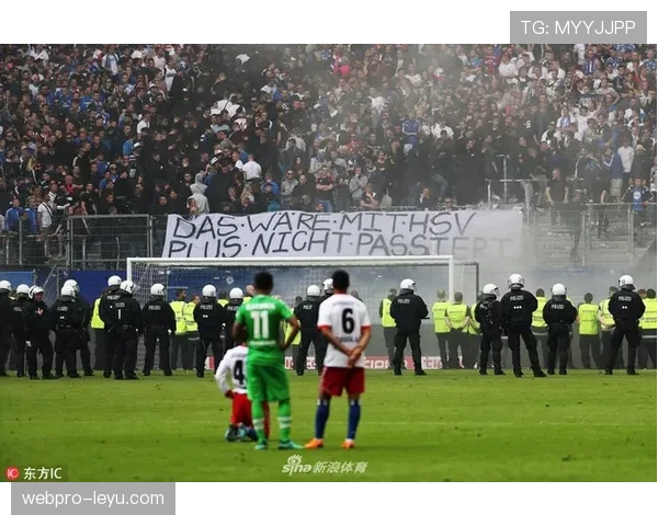 球迷对战点燃赛场激情，互动热潮助推赛季精彩不断