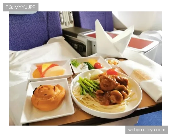 杨威家的冰箱里居然塞满了蛋白粉，连饮料都得给训练餐腾地方